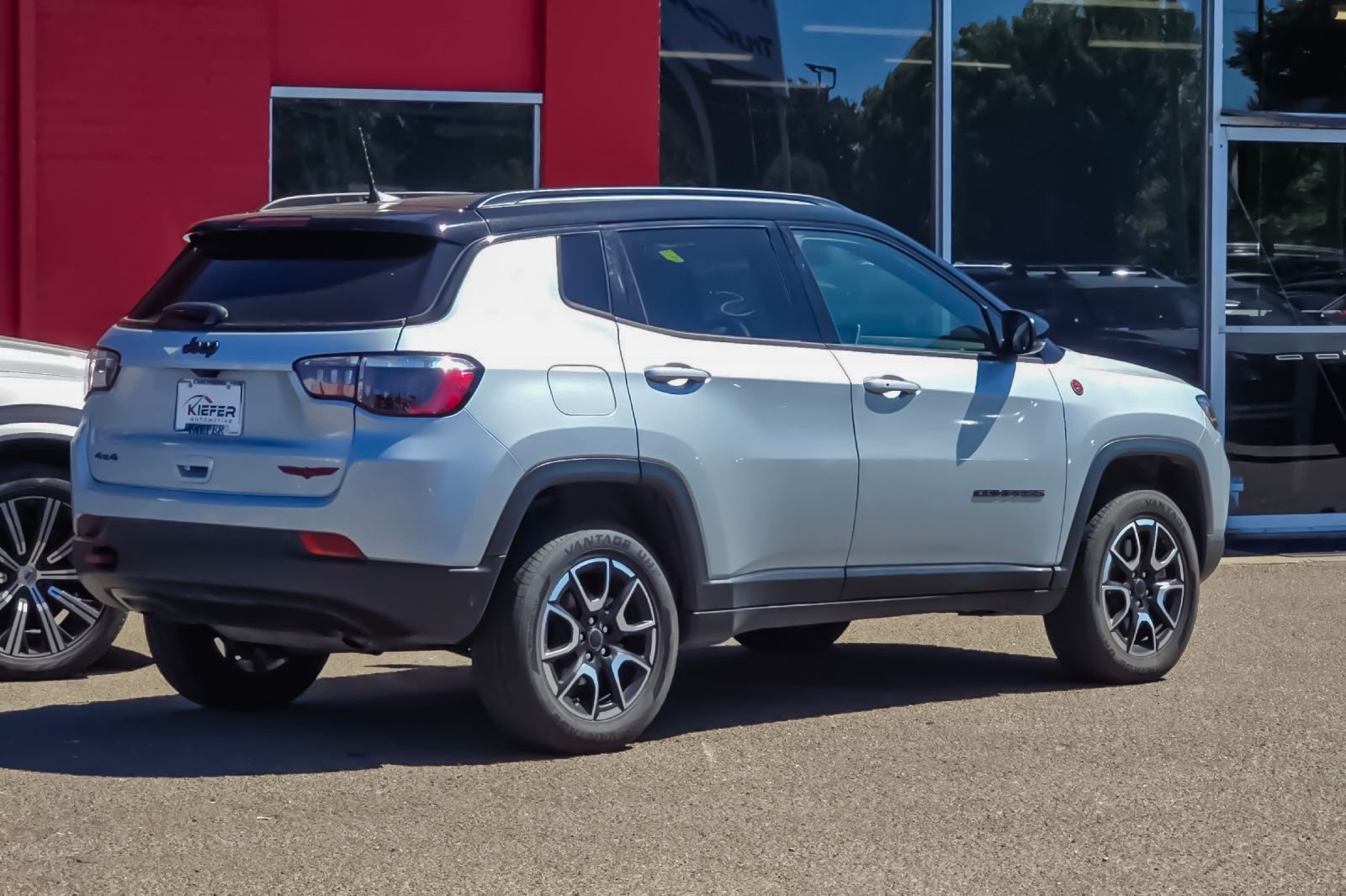 Used 2025 Silver Jeep Trailhawk image 4