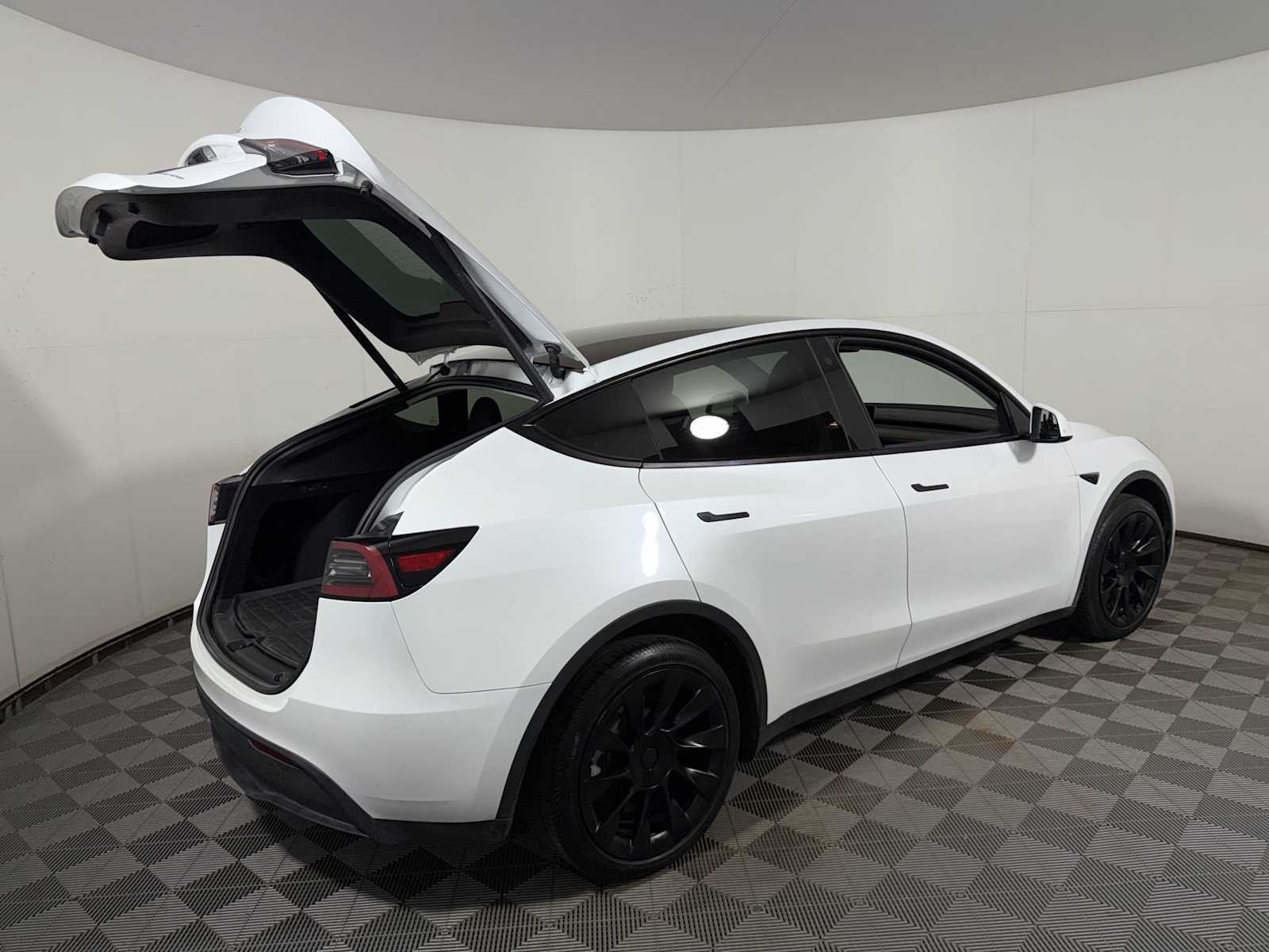 2023 Tesla Model Y Long Range - Photo 23