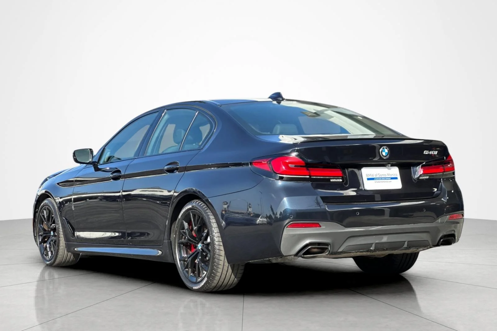 Used 2023 Carbon Black Metallic BMW 540i image 3