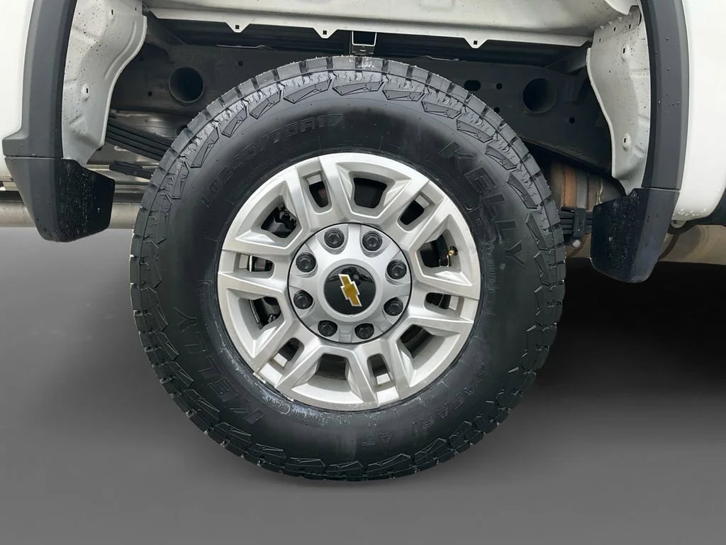 Used 2024 Summit White Chevrolet LT image 10