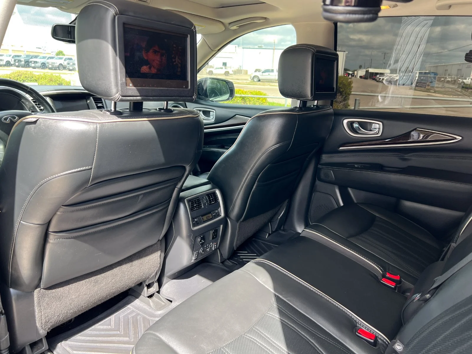 Used 2020 White INFINITI LUXE image 18