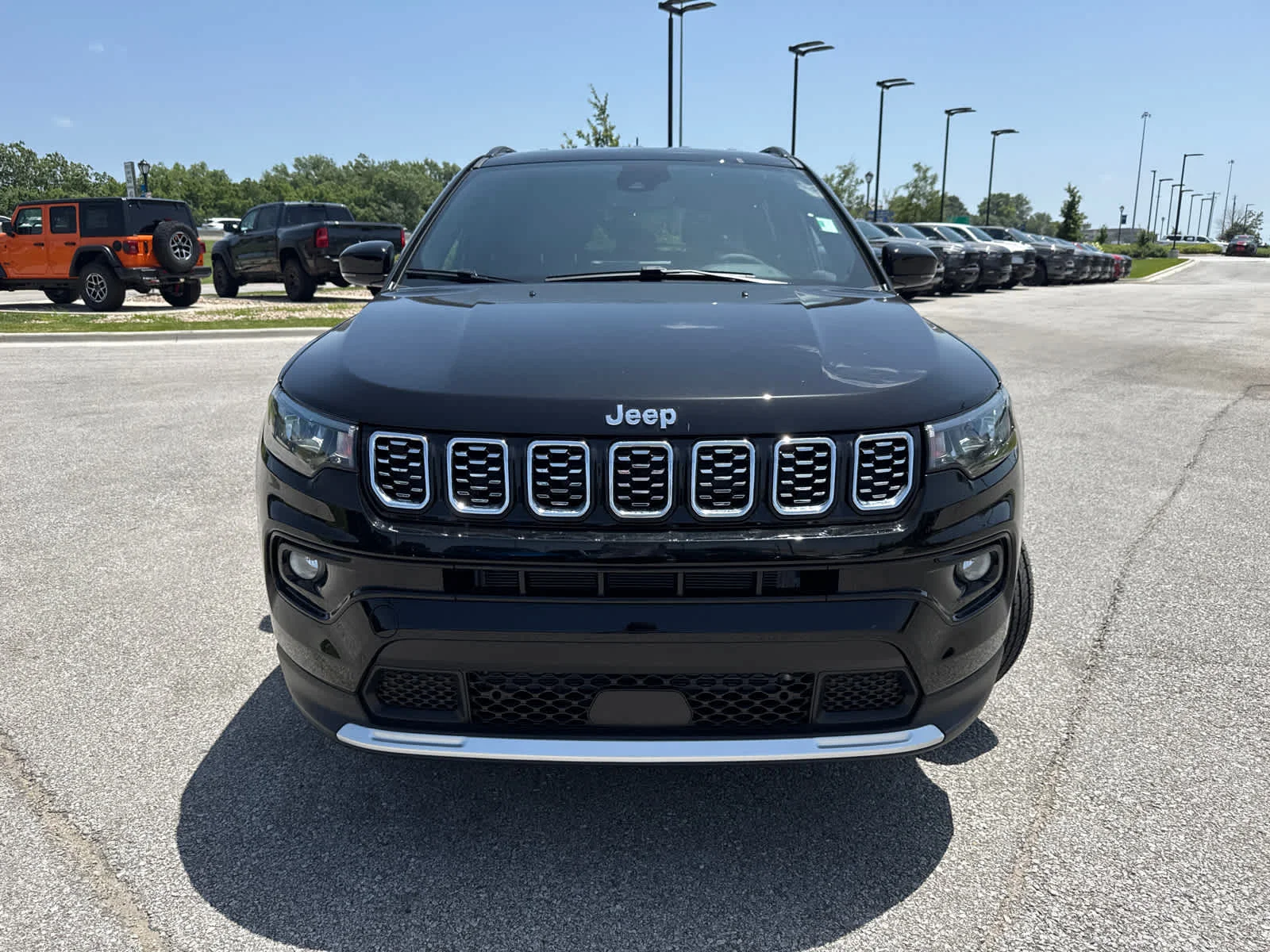 New 2026 Diamond Black Crystal Pearl-Coat Exterior Paint Jeep Limited image 3