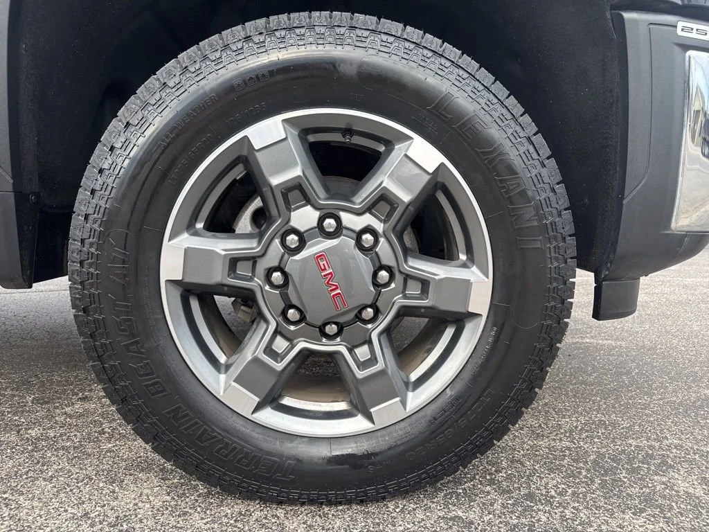 Used 2025 Onyx Black GMC SLE image 9