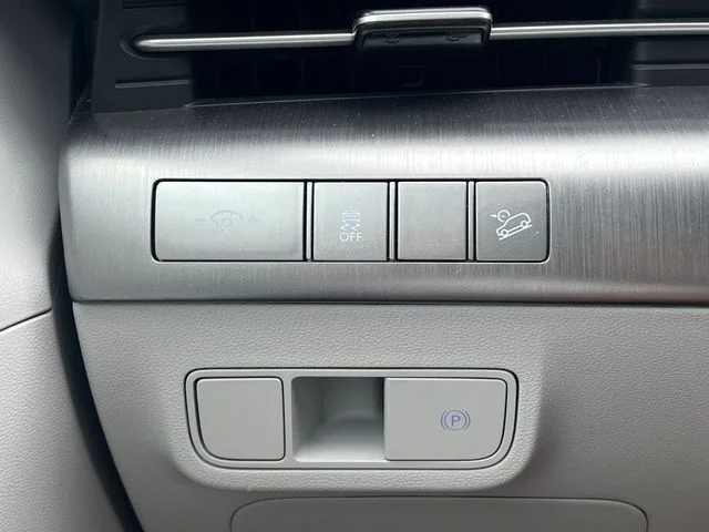 Used 2025 White Hyundai SEL image 29