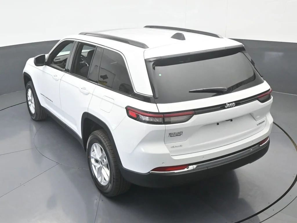 New 2026 Bright White Clear-Coat Exterior Paint Jeep Laredo X image 46