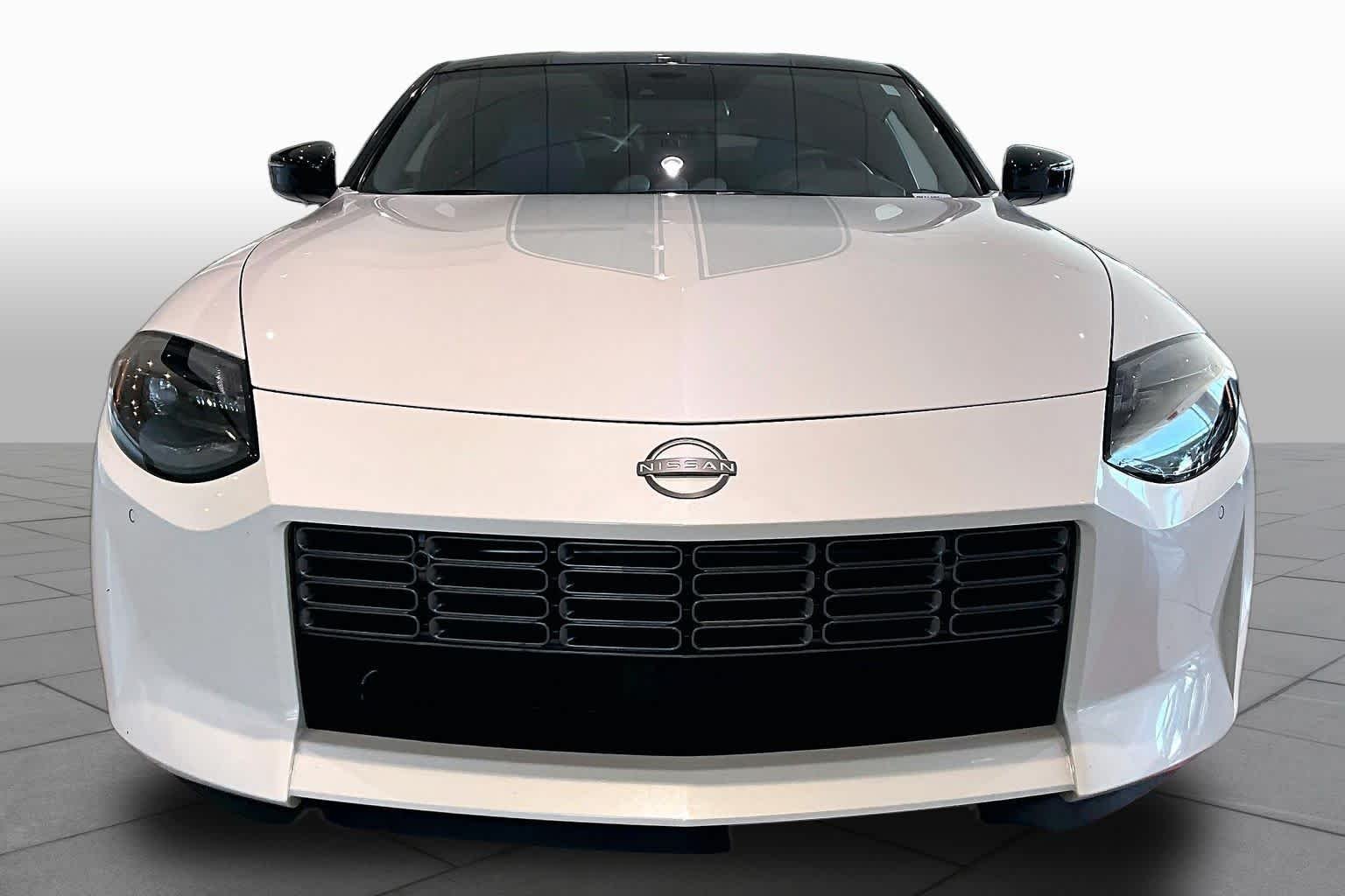 Used 2025 Pearl White Tricoat/Super Black Nissan Performance image 4