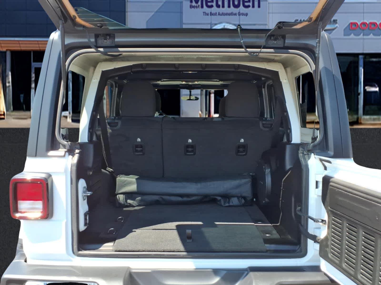 Used 2022 Bright White Clearcoat Jeep Unlimited Sahara image 6