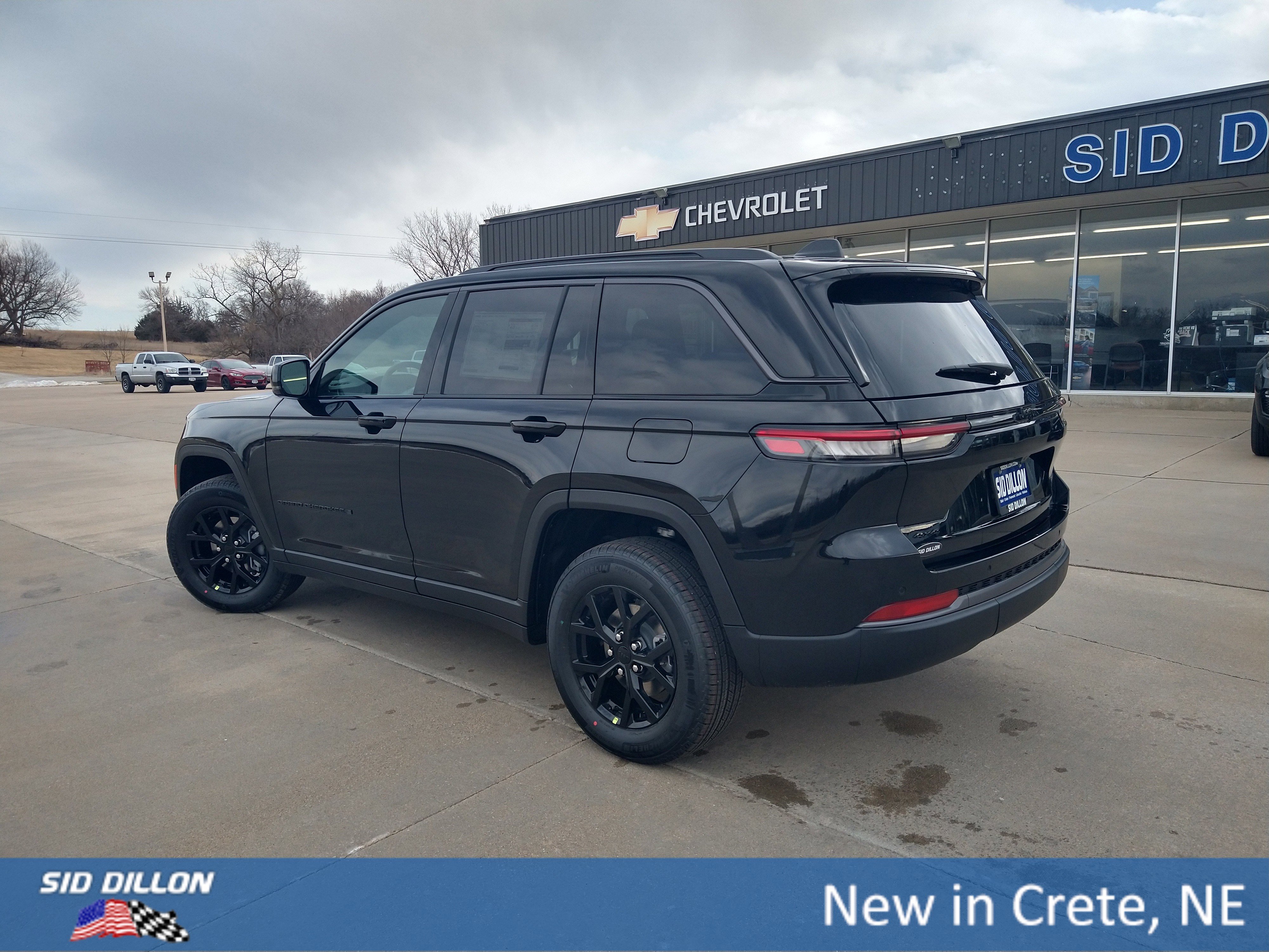 New 2026 Diamond Black Crystal Pearl-Coat Exterior Paint Jeep Laredo Altitude image 18