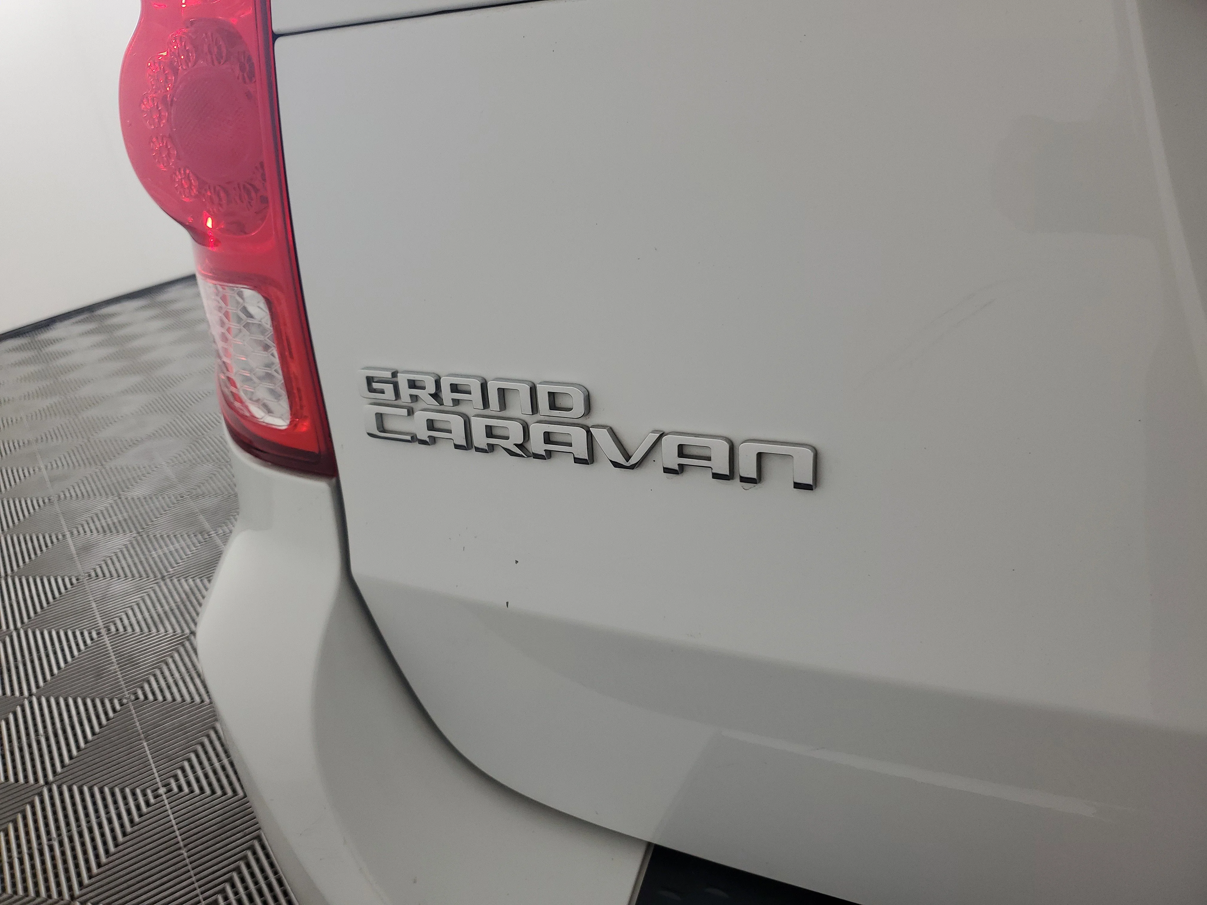 Used 2018 White Knuckle Clearcoat Dodge SE image 30
