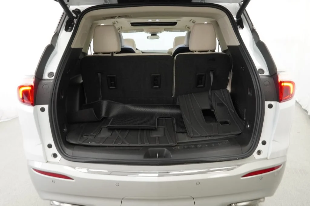 Used 2023 Summit White Buick Essence image 29