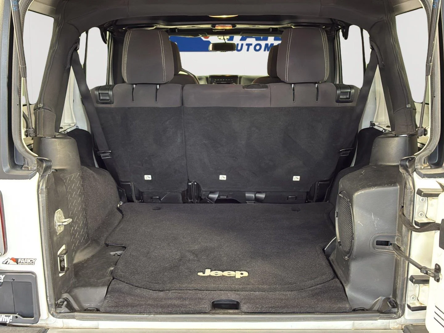 Used 2014 Bright White Clearcoat Jeep Sahara image 15