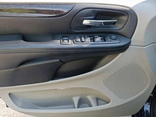 Used 2013 Gray Dodge SXT image 19