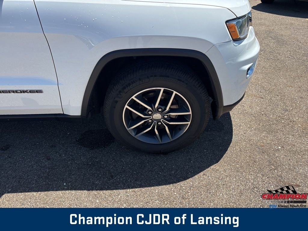 Used 2018 Bright White Clearcoat Jeep Laredo E image 38
