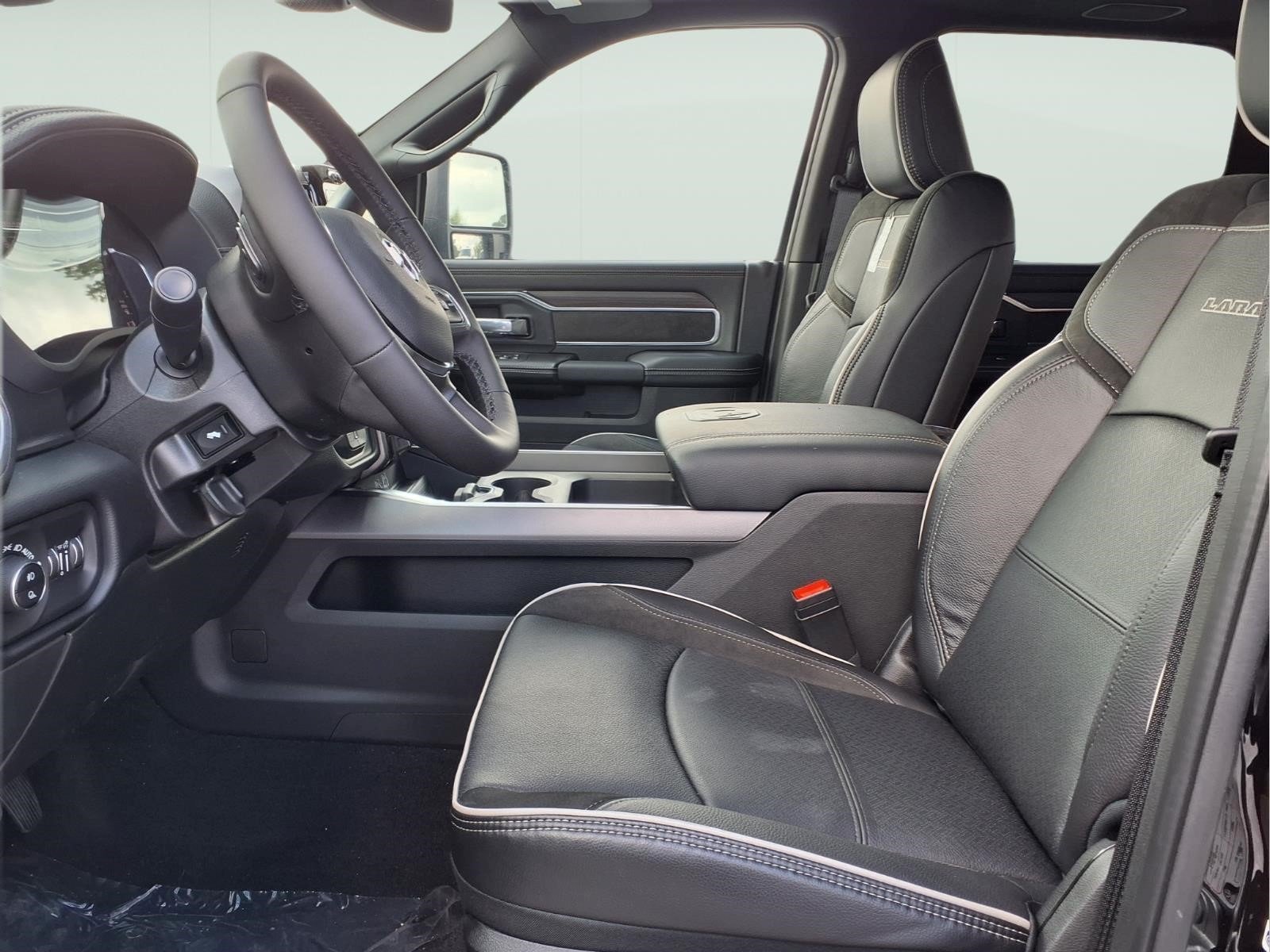 New 2026 Diamond Black Crystal Pearl-Coat Exterior Paint RAM Laramie image 7