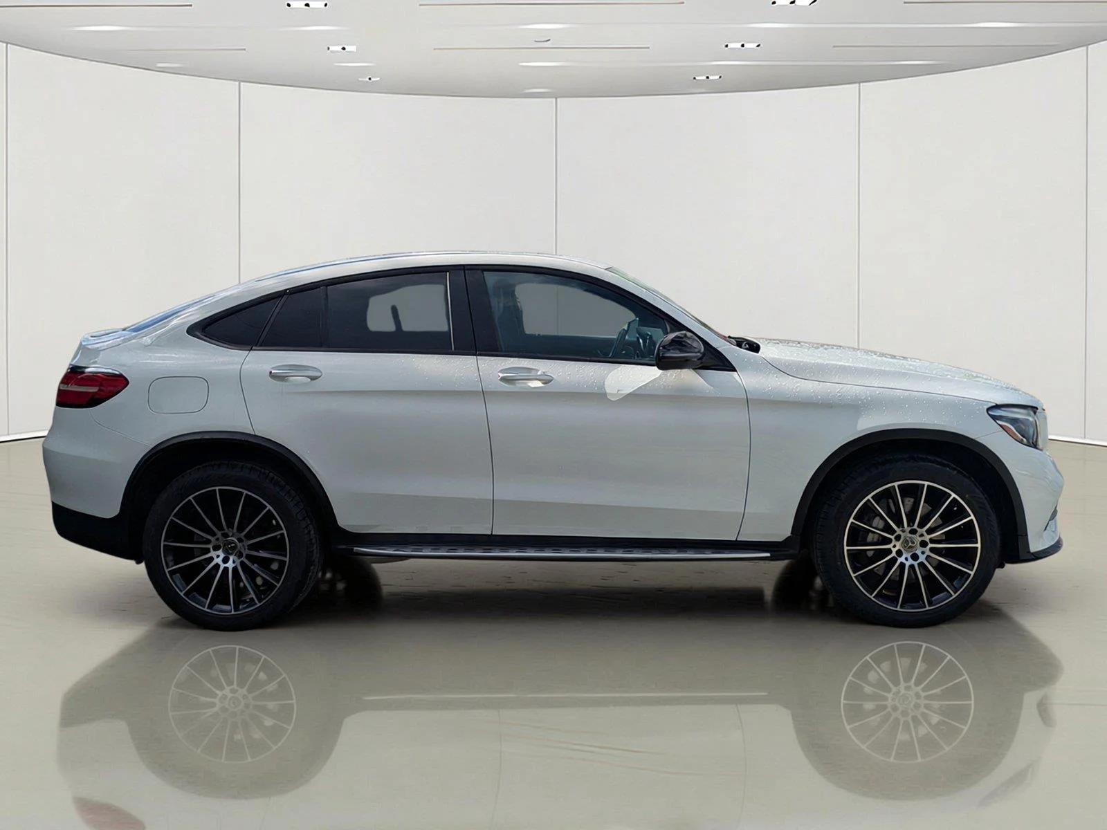Used 2018 White Mercedes-Benz GLC 300 image 4