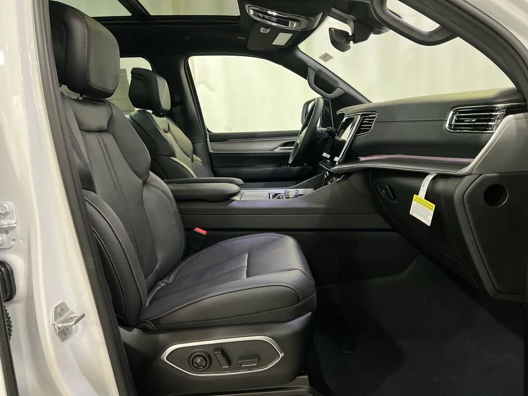 New 2026 Bright White Clear-Coat Exterior Paint Jeep Limited Altitude image 15