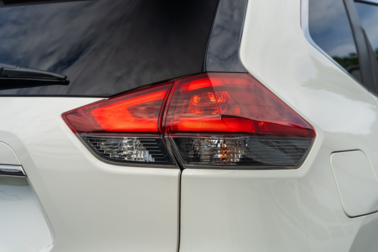 Used 2018 Glacier White Nissan SV image 14