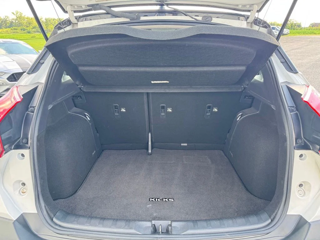 Used 2019 White Nissan SR image 12
