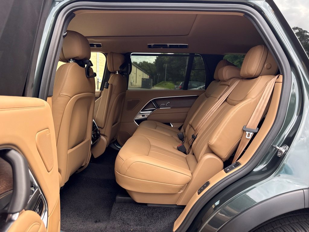 New 2027 Belgravia Green Land Rover SE image 13