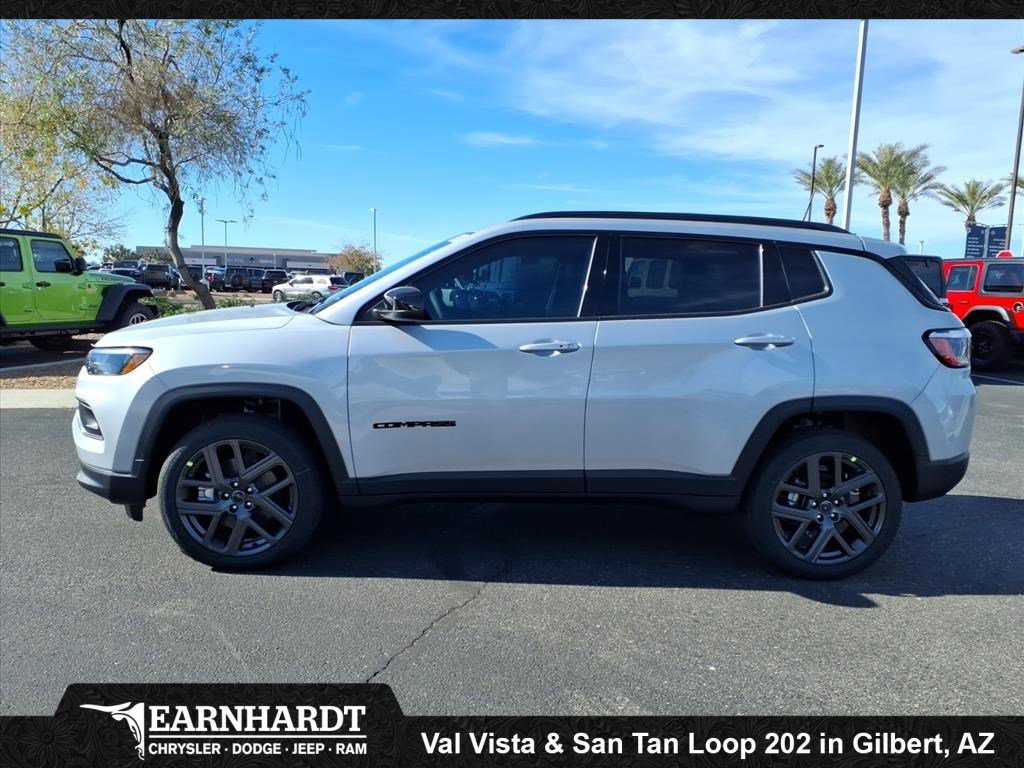 New 2026 Silver Zynith Metallic Clear-Coat Exterior Paint Jeep Latitude Altitude image 3