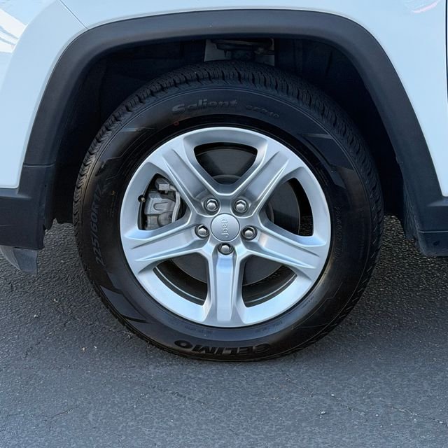 Used 2024 White Jeep Latitude image 12