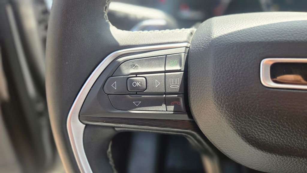 Used 2023 Silver Jeep Altitude image 19