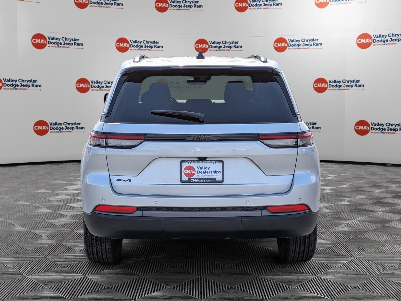 New 2026 Silver Zynith Exterior Paint Jeep Laredo Altitude image 6