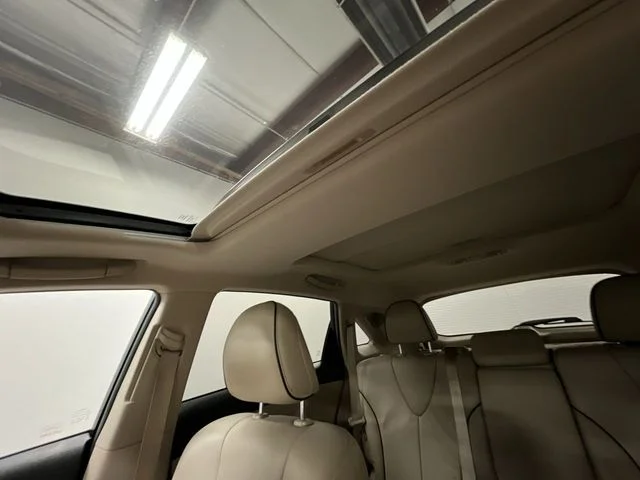 Used 2014 White Toyota XLE image 20