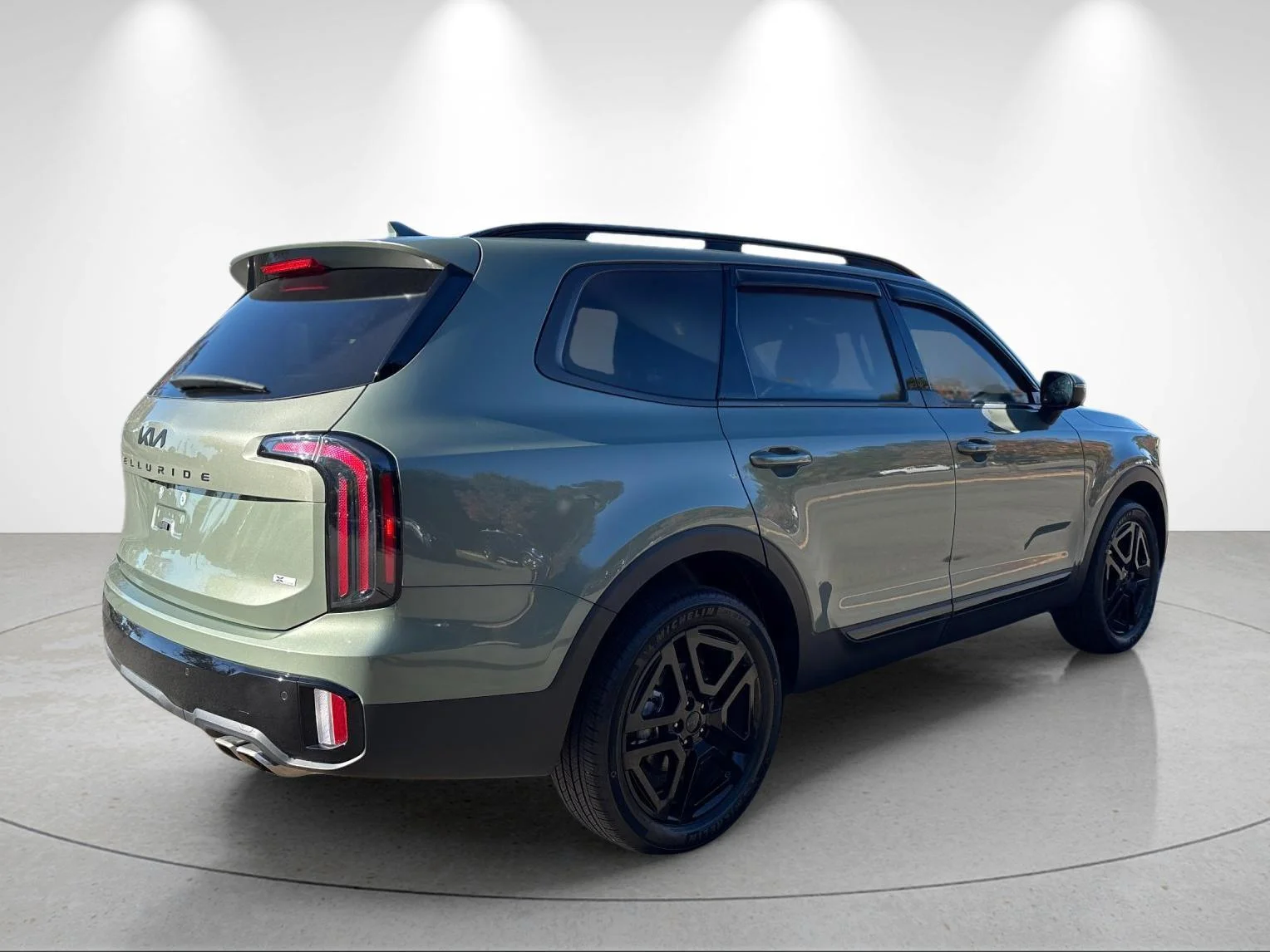 Used 2025 Jungle Green Kia EX X-Line image 5