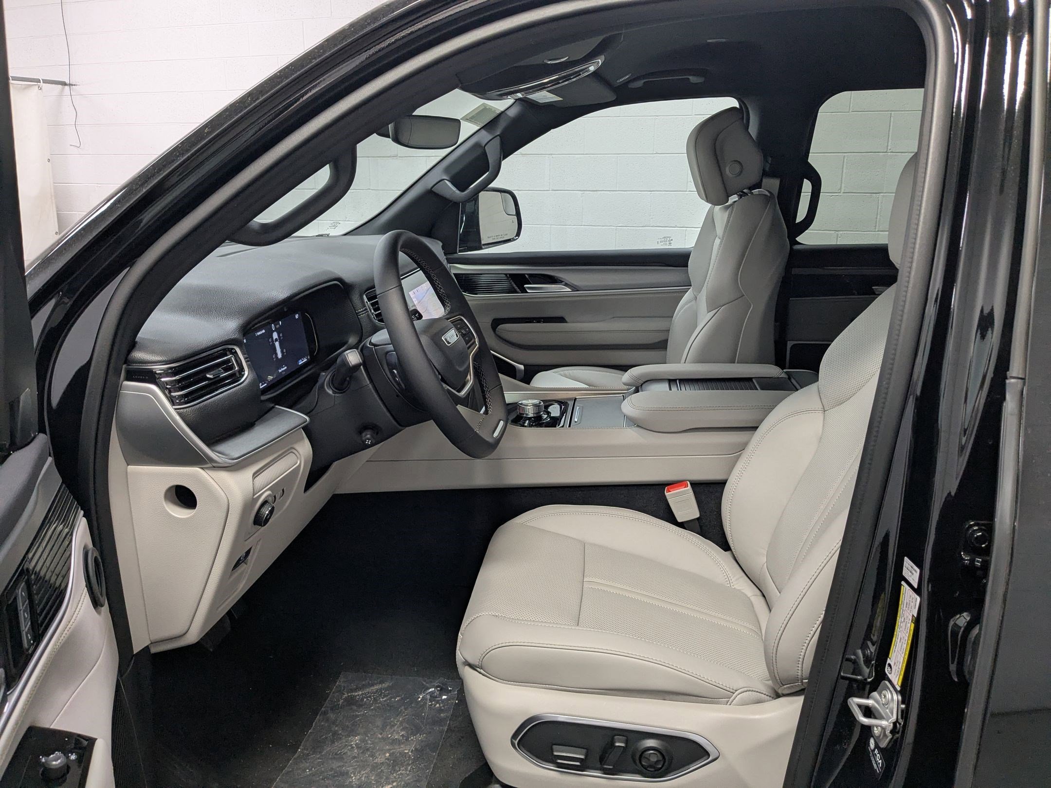 2025 Jeep Wagoneer L Series II - Photo 15