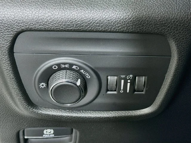 New 2027 White/off-white Jeep Laredo X image 10