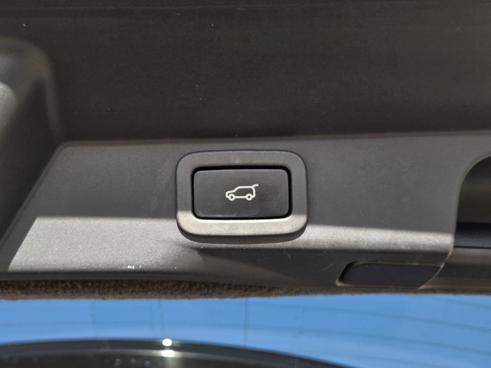 Used 2019 Fuji White Land Rover Dynamic image 11