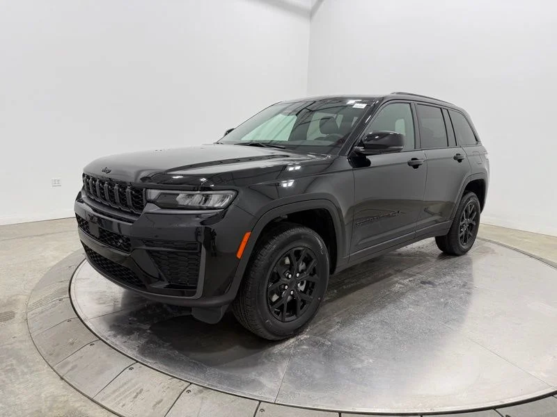 New 2026 Diamond Black Crystal Pearl-Coat Exterior Paint Jeep Altitude image 3