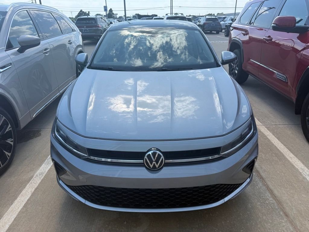 Certified Used 2025 Pyrite Silver Metallic Volkswagen 1.5T SE image 2