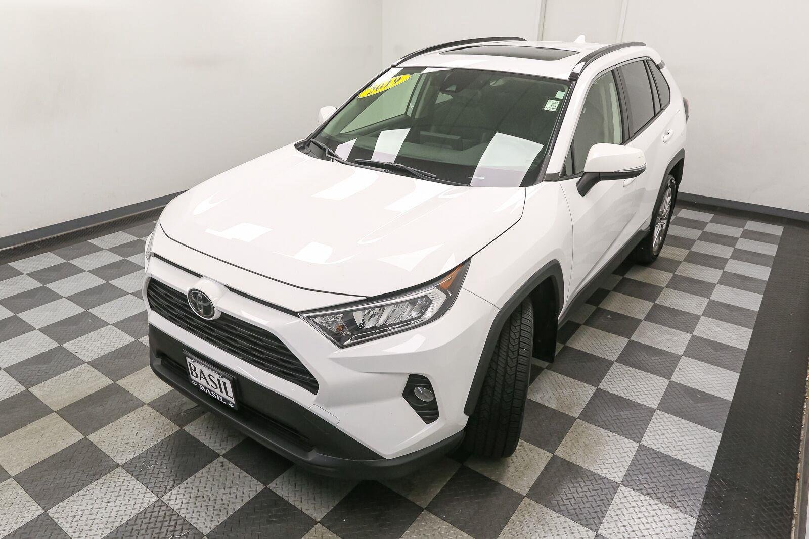 Used 2019 Super White Toyota XLE Premium image 6