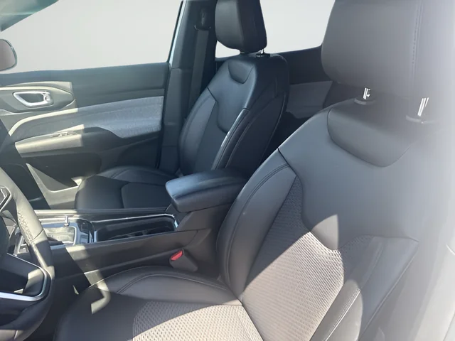 Used 2025 White Jeep Latitude image 18