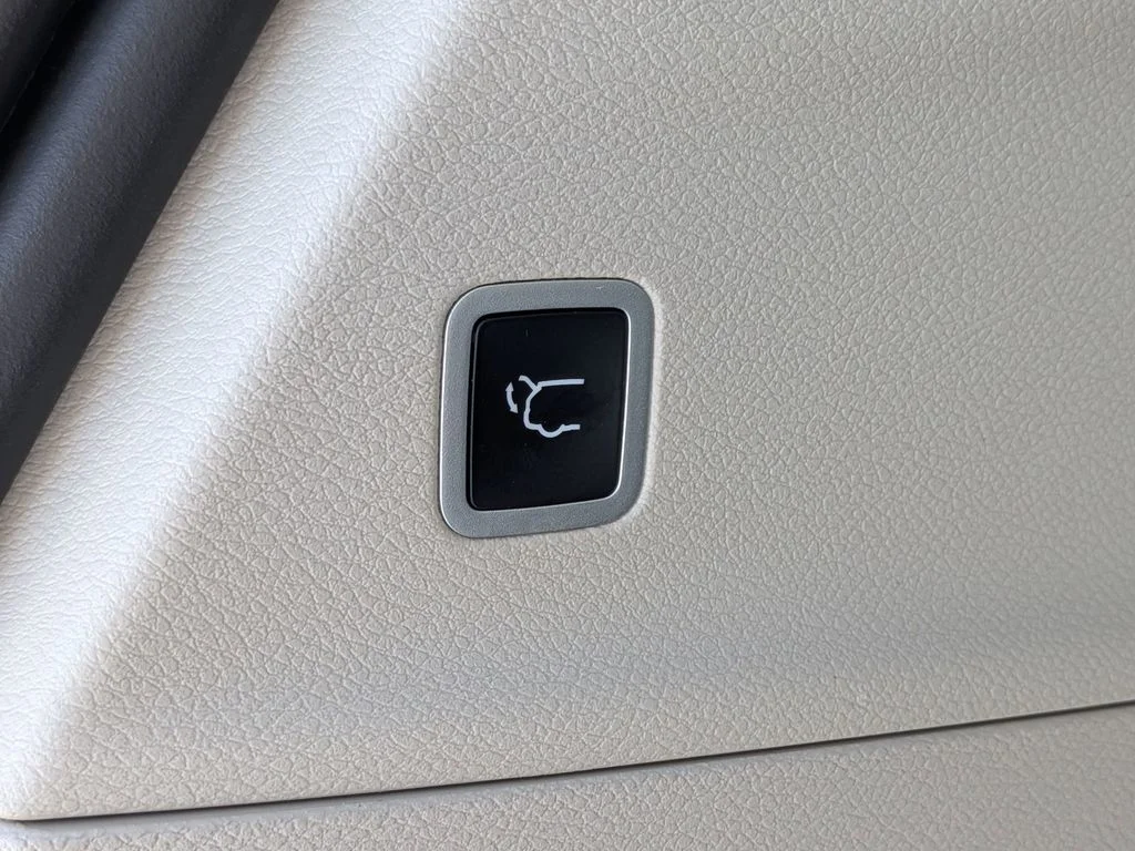 Used 2023 White Chrysler Touring L image 9