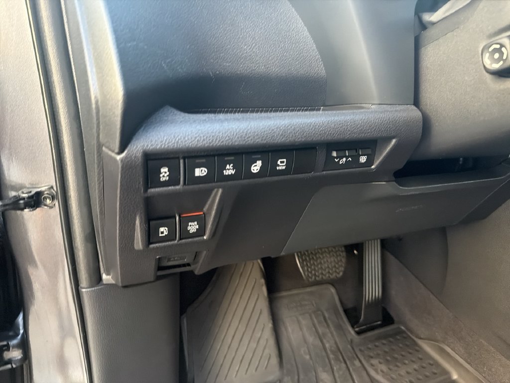 2025 Toyota Sienna Platinum - Photo 11