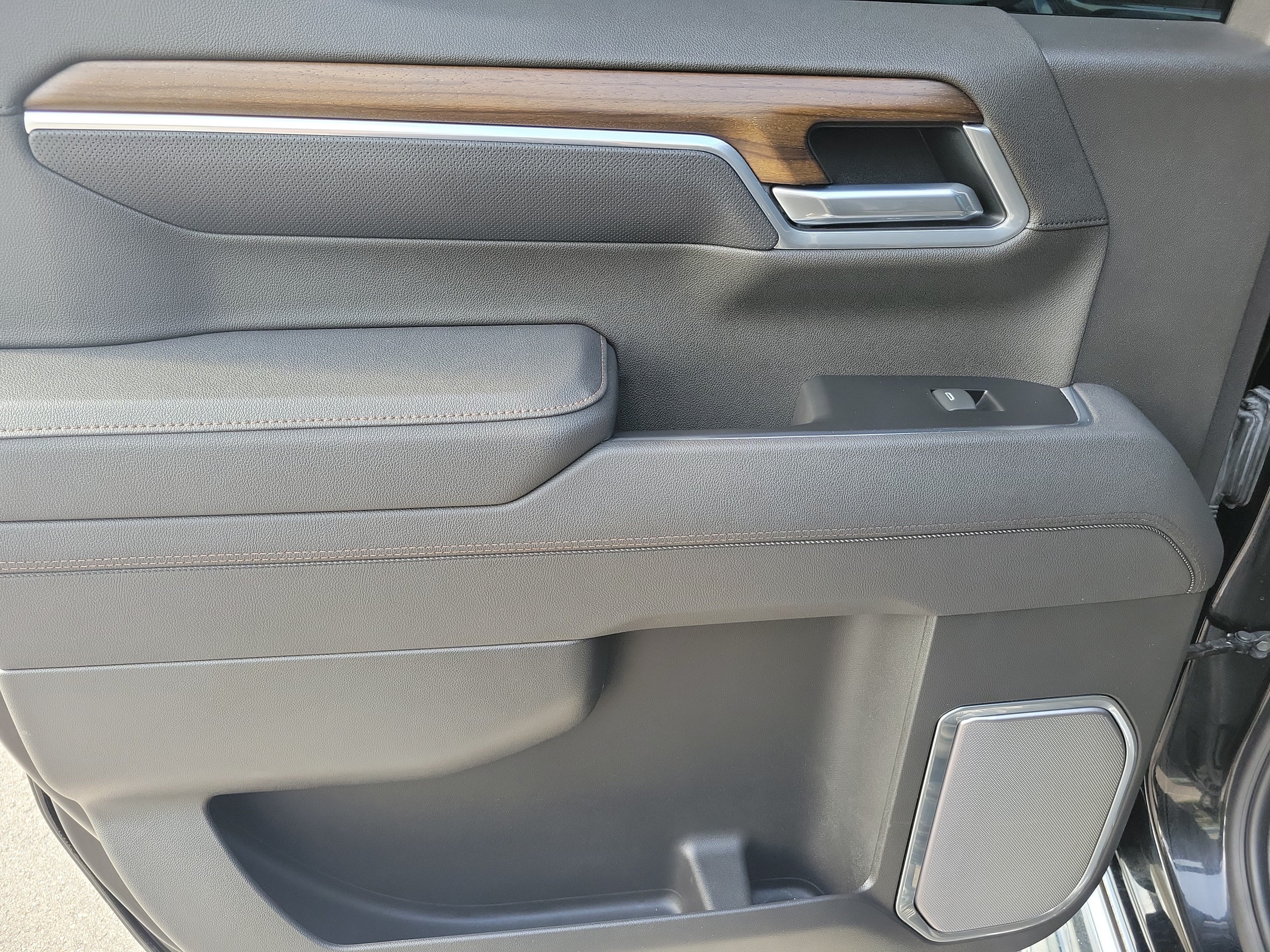 Used 2025 Black Chevrolet High Country image 11