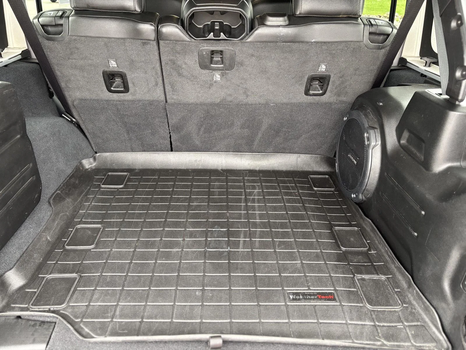 Used 2022 Silver Zynith Clearcoat Jeep Unlimited Sahara Altitude image 34