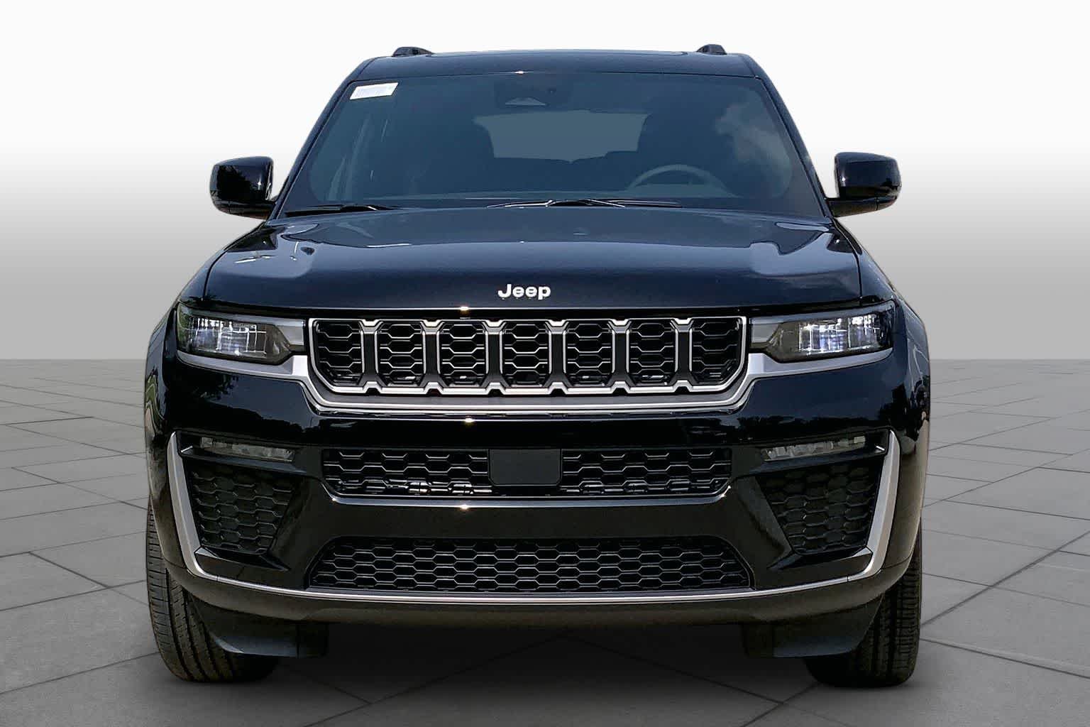 New 2026 Diamond Black Crystal Pearl-Coat Exterior Paint Jeep Limited image 3