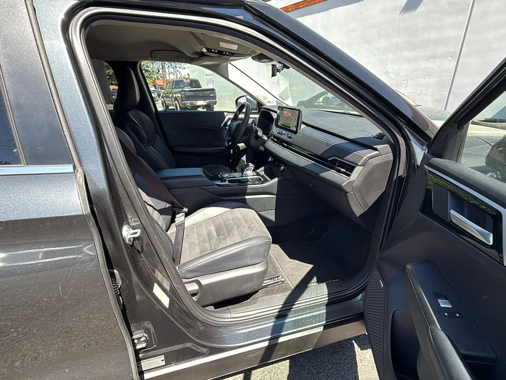 Used 2025 Gray Mitsubishi SE image 23