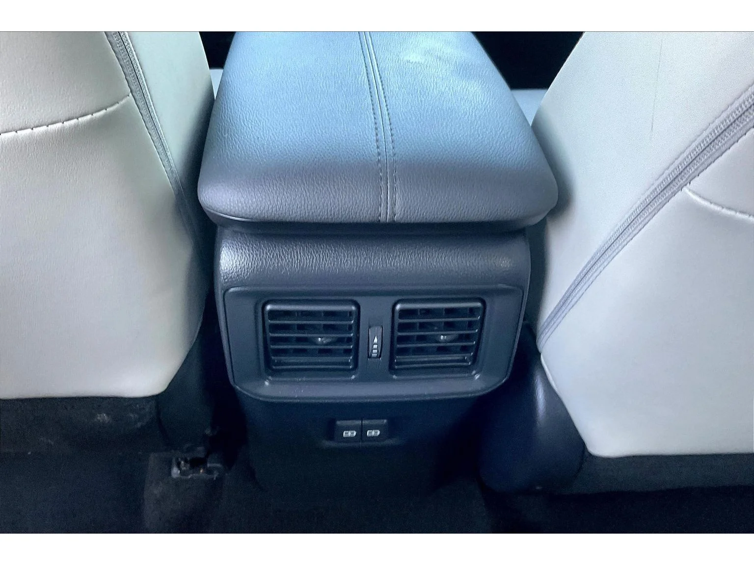 Used 2023  Toyota XLE Premium image 23