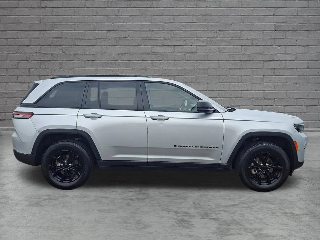 Used 2024 Silver Jeep Altitude X 4x4 image 42