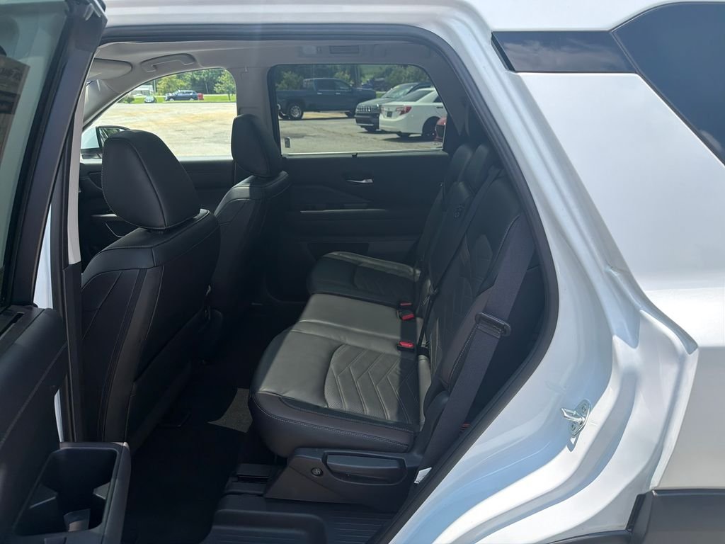 Used 2025 White Nissan Platinum image 14