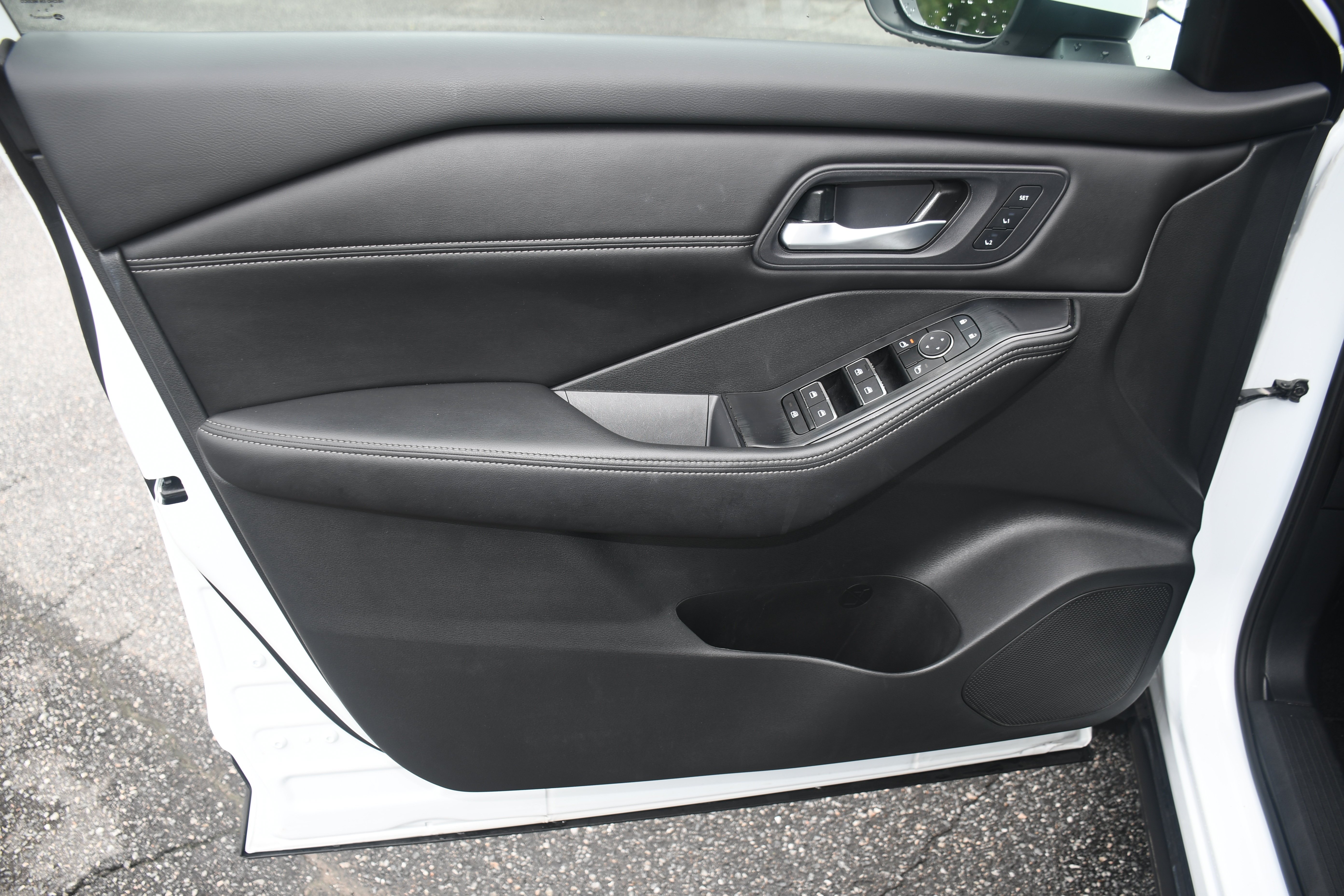 Used 2024 White Nissan SL image 9