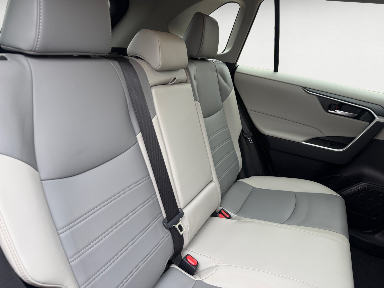 Used 2024 Silver Sky Metallic Toyota XLE Premium image 18