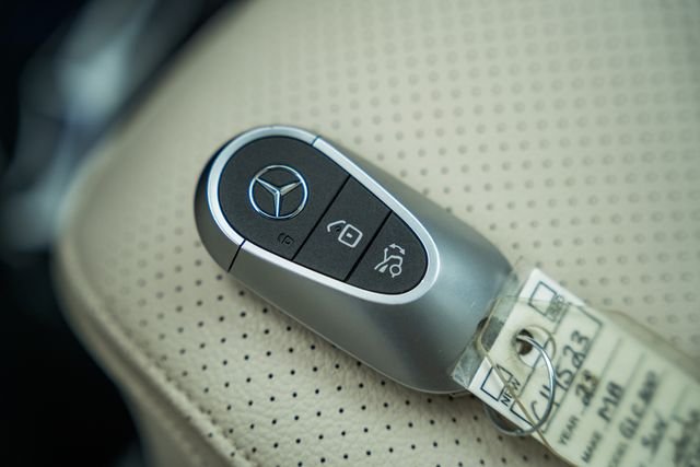 Used 2023 Polar White Mercedes-Benz GLC 300 image 43