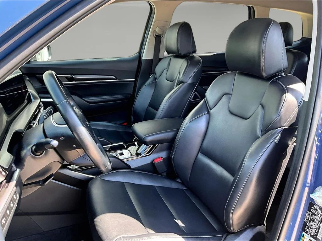 Used 2025 Black Kia S image 25