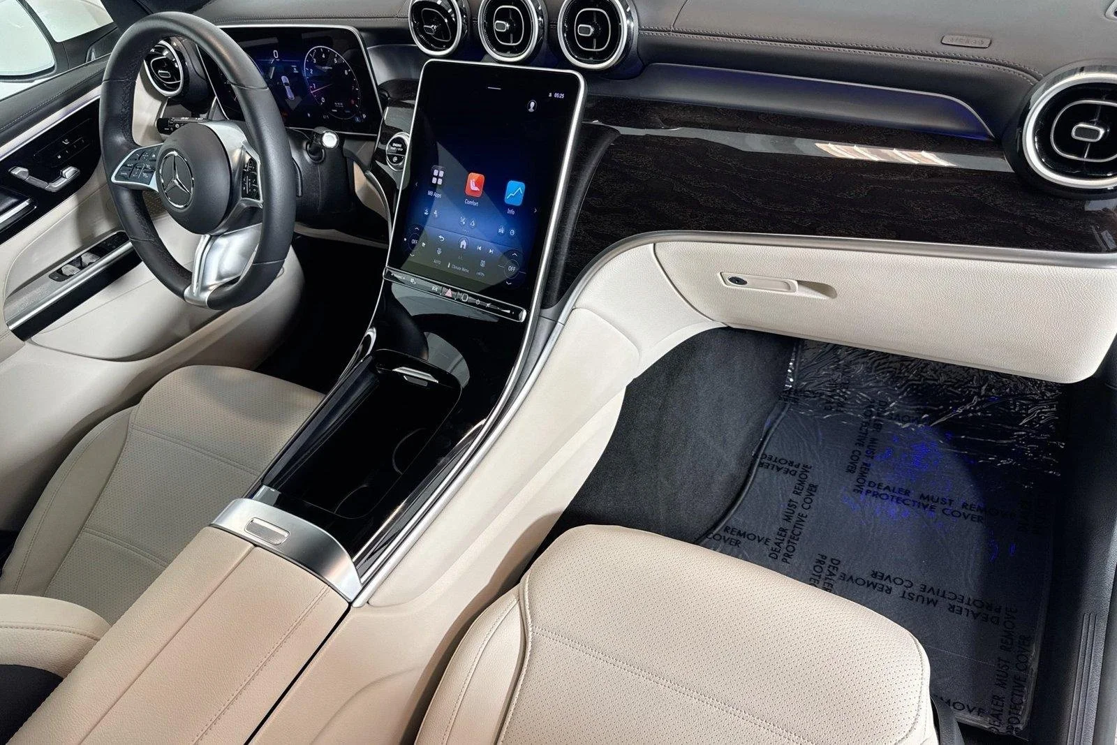 Used 2025 Polar White Mercedes-Benz GLC 300 image 27